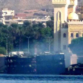 das ausgebrannte Nilschiff in Luxor