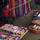 Vietnamesinnen verkaufen ihre Handwerkserzeugnisse