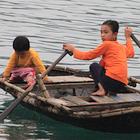 Kinder mit Boot, es geht nicht anders